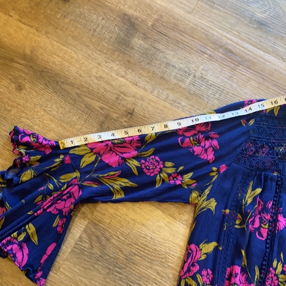 Express Bell-Sleeved Top - Picture 9 of 9